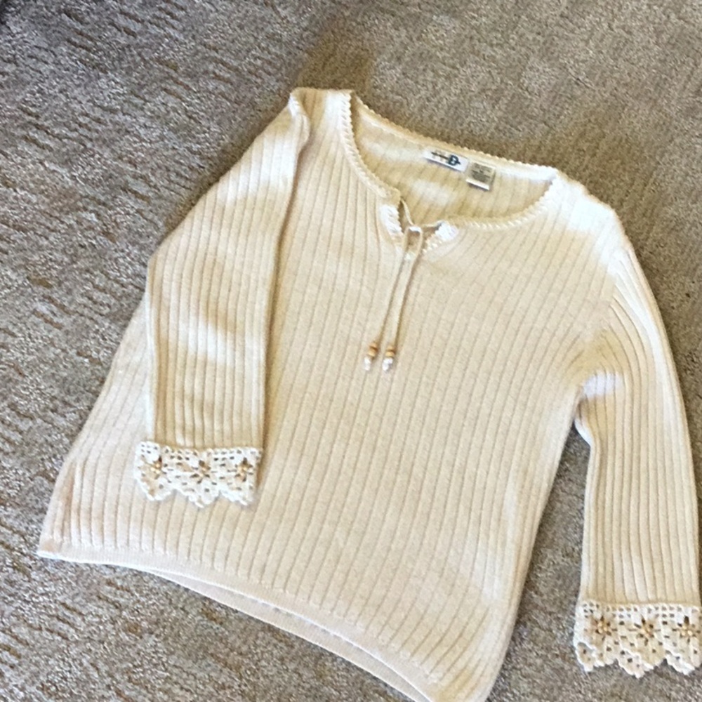 Cream top size M w/wood beads. Gently used